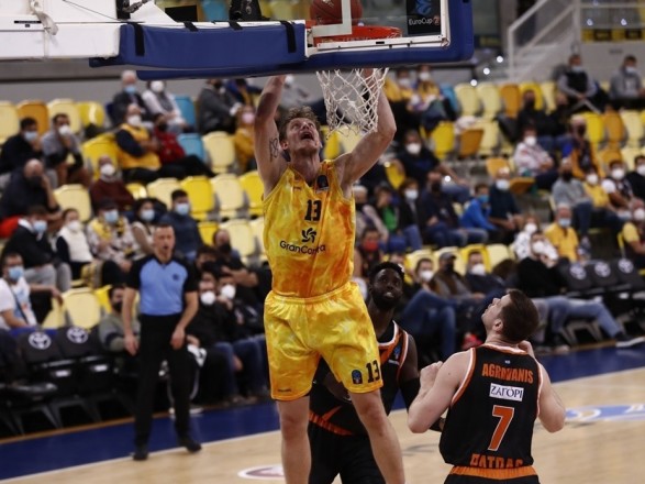 Украинский баскетболист помог испанской команде выиграть восьмой матч в Еврокубке