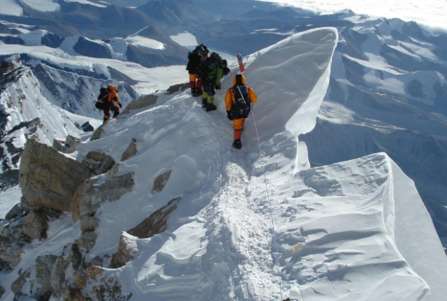 Лед Эвереста возрастом 2 тыс. лет растаял всего за четверть века