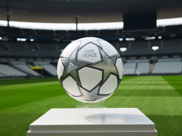 УЕФА показал мяч финала Лиги Чемпионов с надписью "Мир"