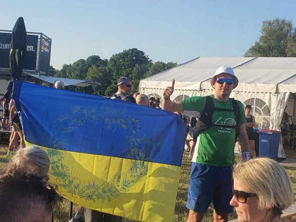 В ФРГ стартовал ультра-марафон: представитель Украины будет финишировать с флагом с надписями "Мариуполь" и "Азов"