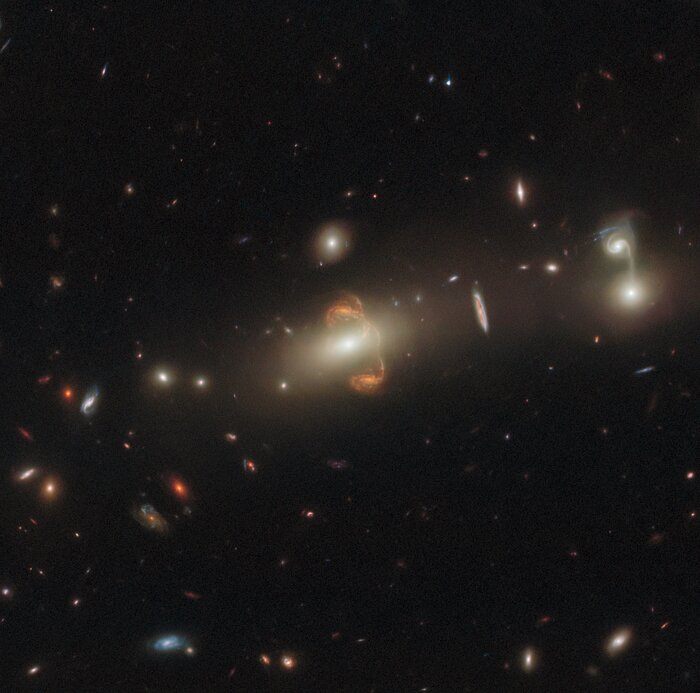Hubble показал галактику, которая искажает пространство-время