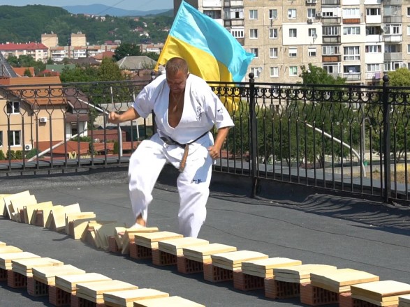 Разбил ногой 198 досок: украинский каратист установил мировой рекорд