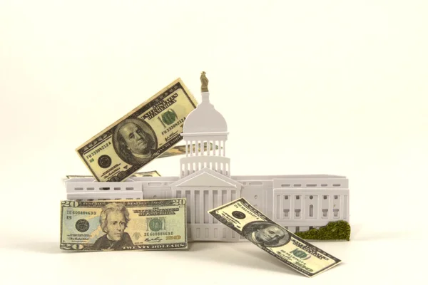 Дефицит бюджета США за 2022 год сократился вдвое — Reuters