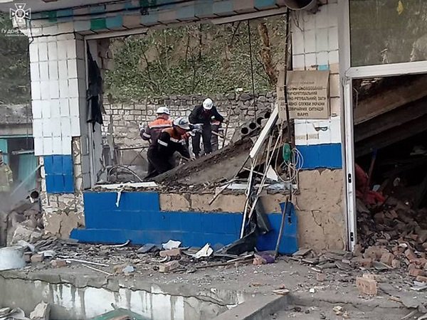 В Николаеве из-под завалов дома, разрушенного ракетой, достали тела двух погибших и спасли подростка