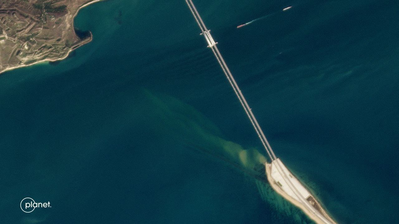 Спутник заснял последствия взрыва на Крымском мосту 