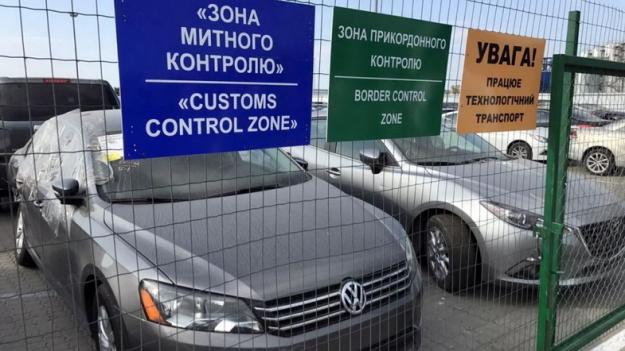 Украинцы активно растаможивают авто: За месяц заехало более 20 тысяч