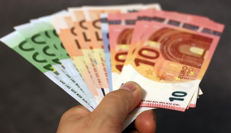 Exchange rate on February 7: on the cash market, the euro fell by 18 kopecks