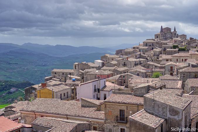 The Italian town will pay 5 thousand euros to those who will move there