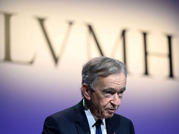 Bernard Arnault lost  billion in a day after the collapse of LVMH shares