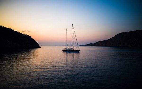 Яхта у морі