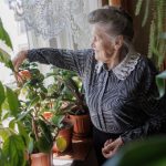 Жінка з рослинами