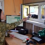 Прикордонниця передаэ документи