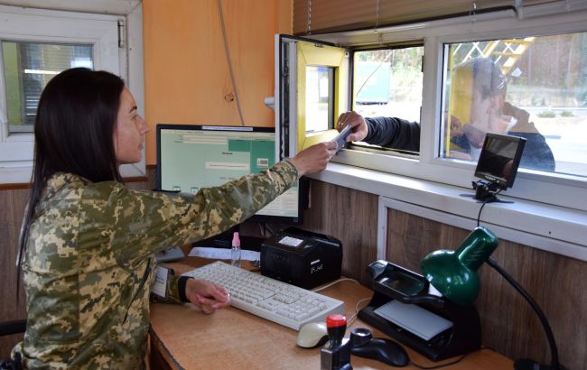 Прикордонниця передаэ документи