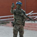 Військовий фотографує