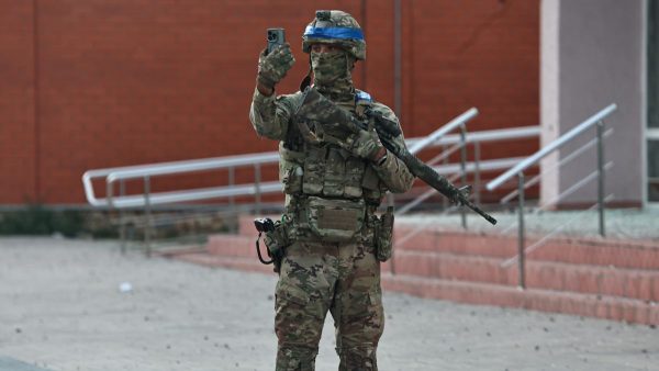 Військовий фотографує