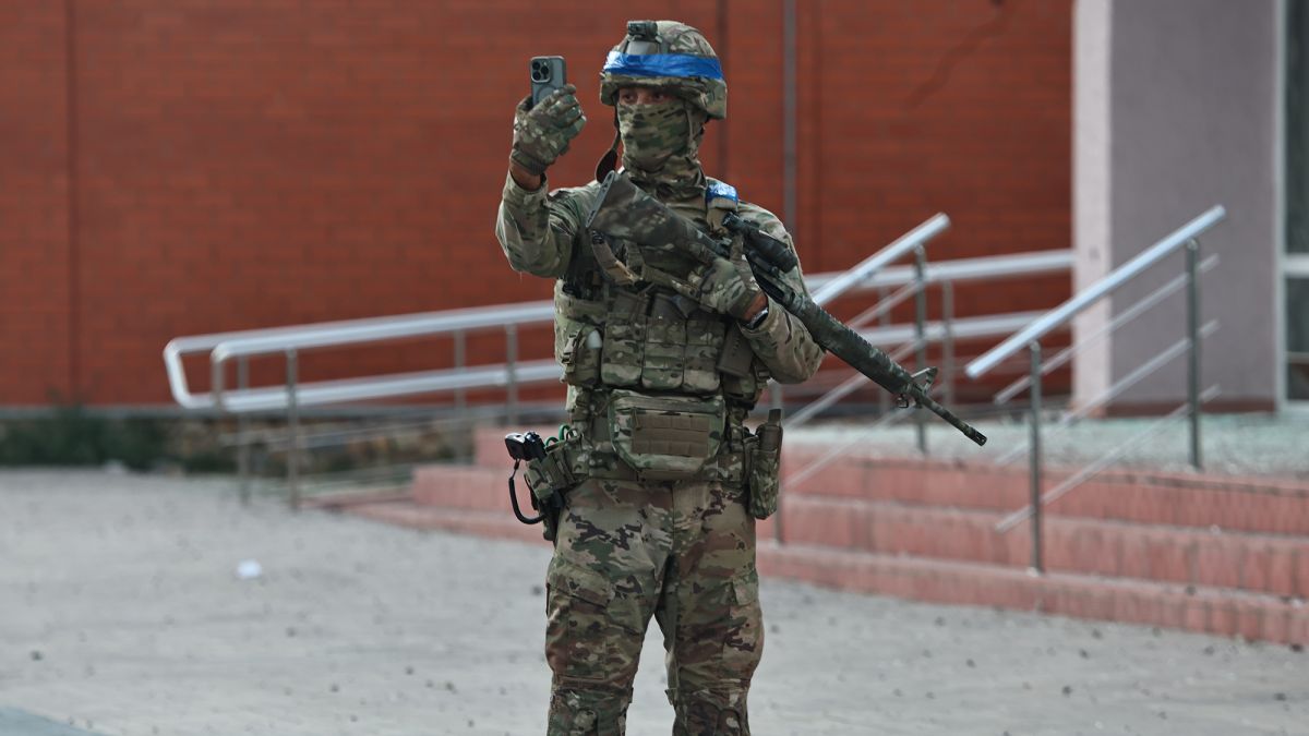 Військовий фотографує