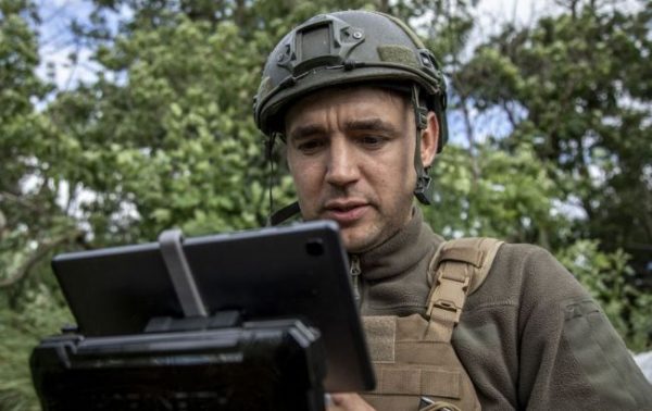 Військовий із планшетом