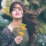 Жінка із квітами