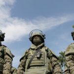 Військові на тлі неба