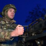 Військовий за кулеметом