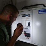 Людина та електрощиток