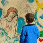 Дитина із стіною