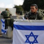 Військовий із прапором Ізраїлю