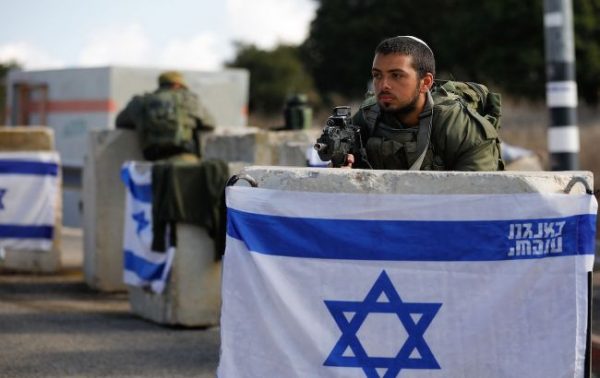 Військовий із прапором Ізраїлю
