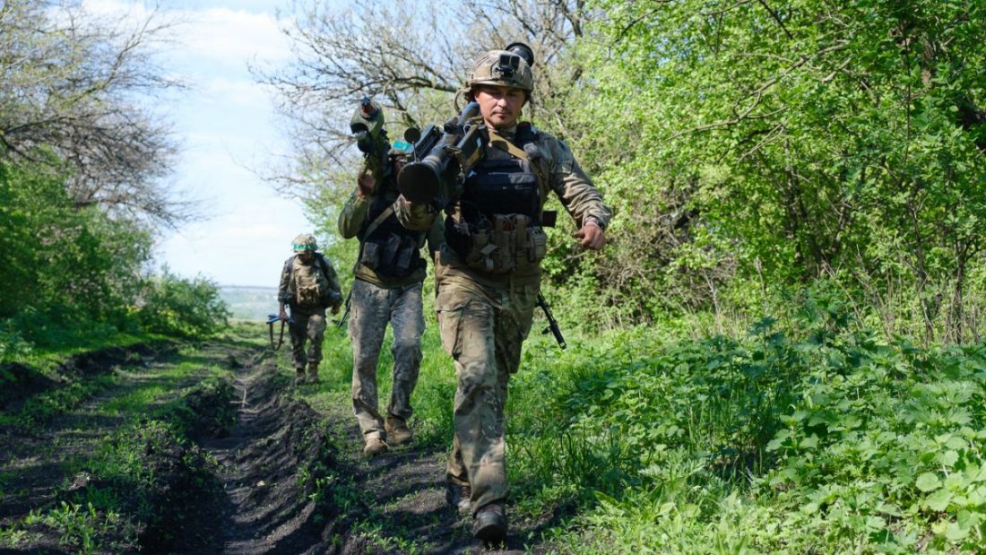 Військові у полі