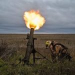 Військовий з мінометом