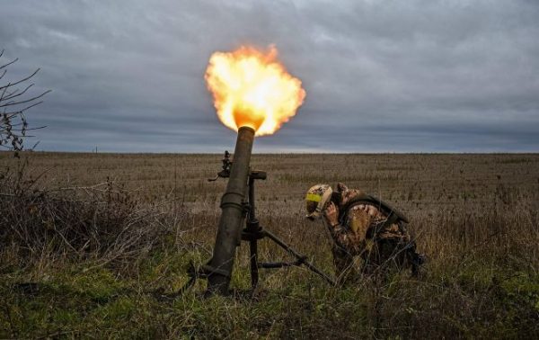 Військовий з мінометом