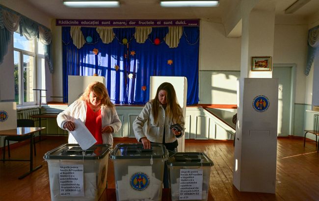 люди голосують на виборах у Молдові