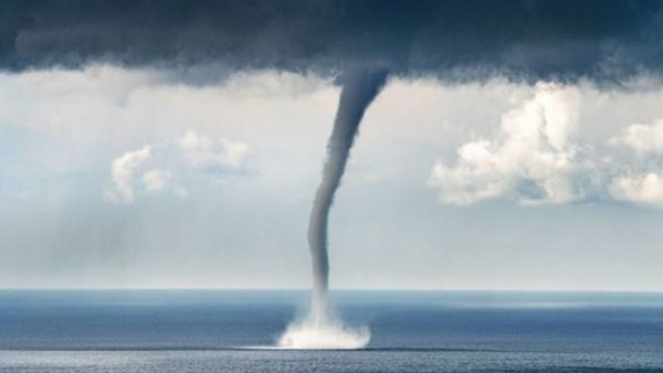 Туристи на Сардинії стали свідками водяного смерчу