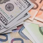 Українці масово здають валюту