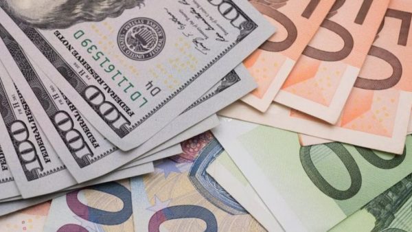 Українці масово здають валюту