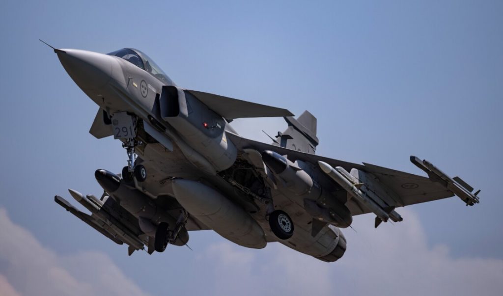 JAS 39 Gripen чи F-16 Fighting Falcon: характеристики, ціни, який винищувач кращий в умовах війни в Україні