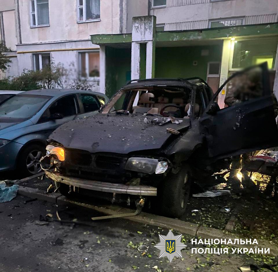 Вибухівка була під сидінням: у Києві підірвали автомобіль BMW у дворі багатоповерхівки
