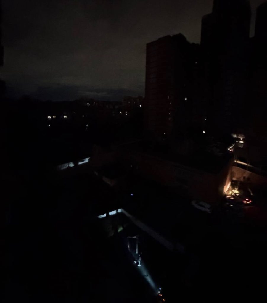 Чому частина Києва залишилась без електрики та як це вплинуло на метро і транспорт?