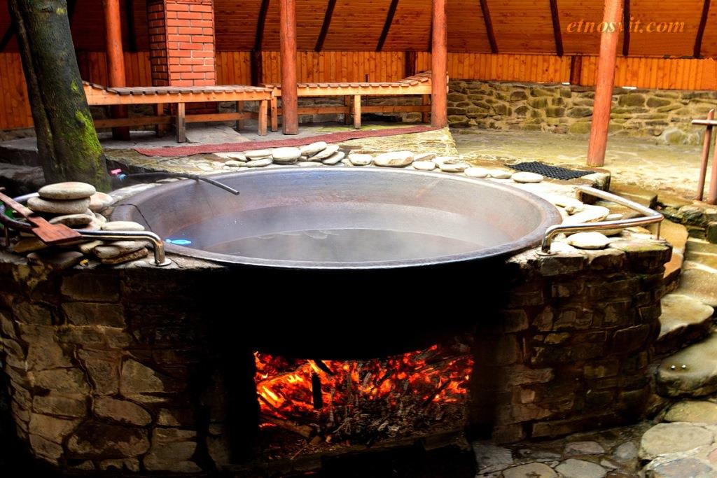 Де попаритися в чанах на Закарпатті: кращі місця, куди поїхати, локації та ціни 2025-2026