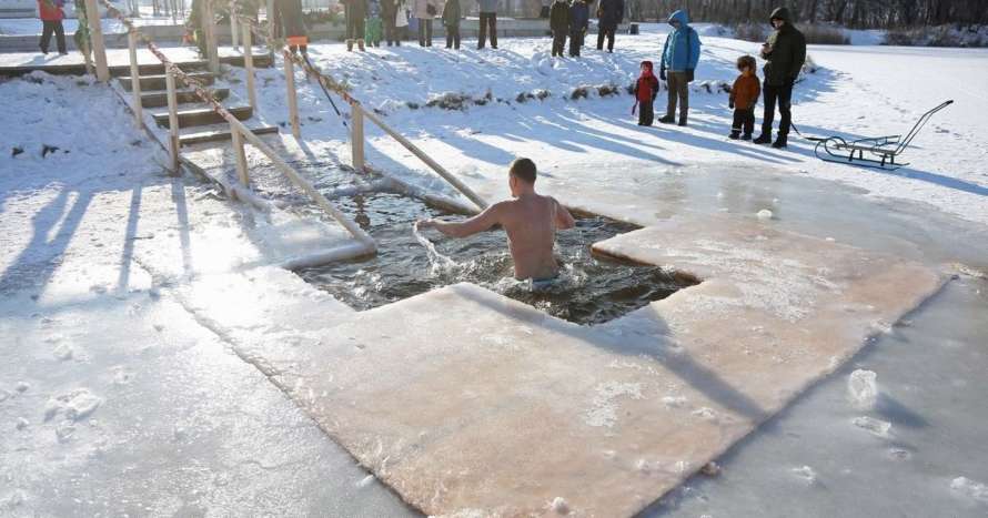 Де у Києві можна купатися на Водохреще 2026: список локацій і години роботи