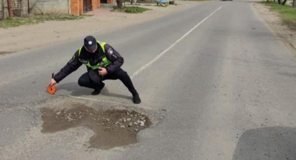 Влетіли в яму на дорозі: що робити водію і як отримати компенсацію