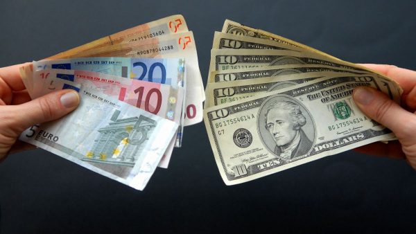 Курс долара і євро 15 квітня 2026 в Україні: яка ціна, що відбувається в банках і обмінниках