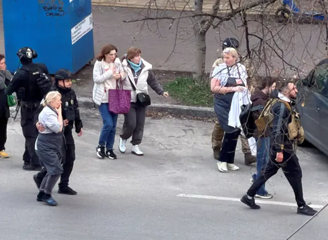 Теракт у Києві: поліцейські втекли з місця стрілянини, подробиці і відео
