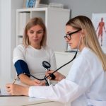 Скринінг здоров’я 40+: українцям нагадали про дедлайн використання 2000 грн на обстеження, які терміни
