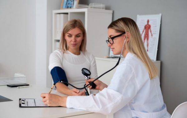 Скринінг здоров’я 40+: українцям нагадали про дедлайн використання 2000 грн на обстеження, які терміни