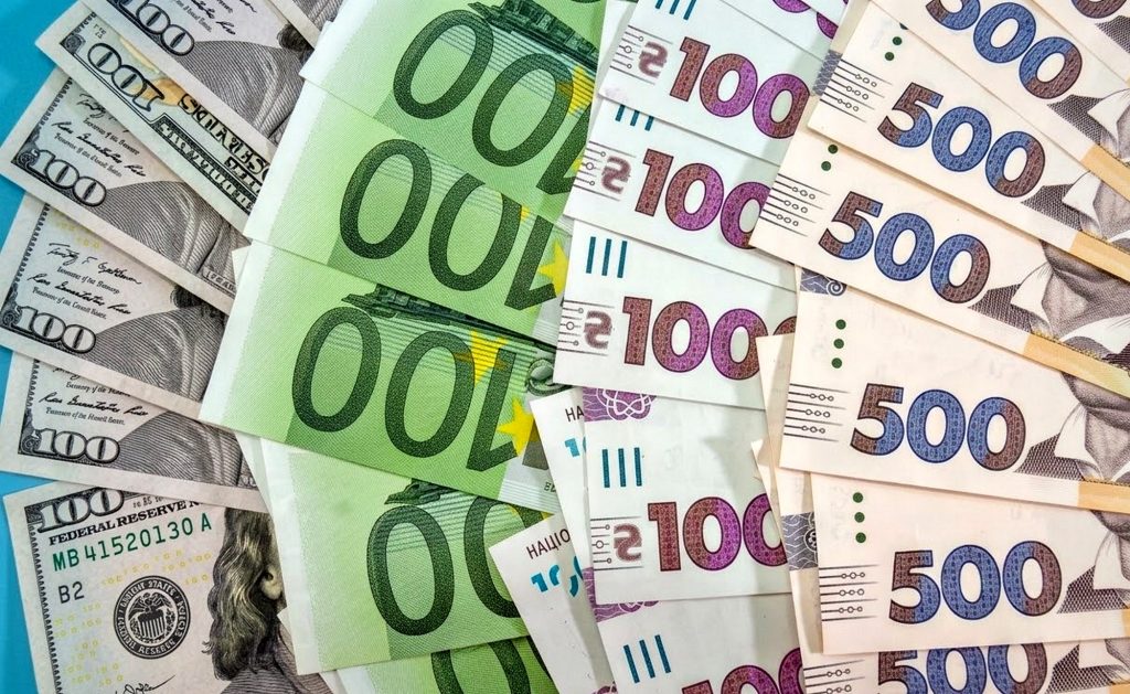 Курс валют на 12 травня 2026 в Україні: банки підняли ціни на долар і євро, скільки коштують 