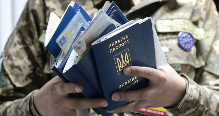 Нові правила виїзду жінок за кордон України 2026: які документи треба, список і головні зміни
