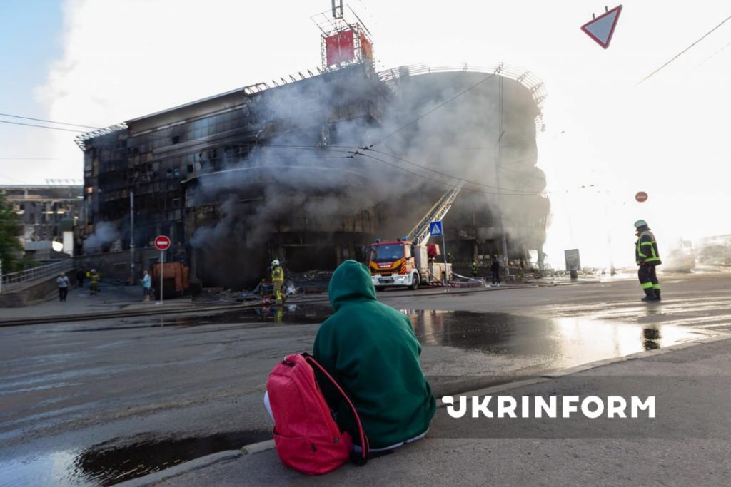 Удар по ТЦ Квадрат у Києві: які наслідки, будівля майже повністю знищена пожежею