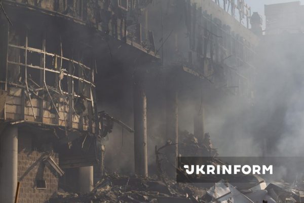 Удар по ТЦ Квадрат у Києві: які наслідки, будівля майже повністю знищена пожежею