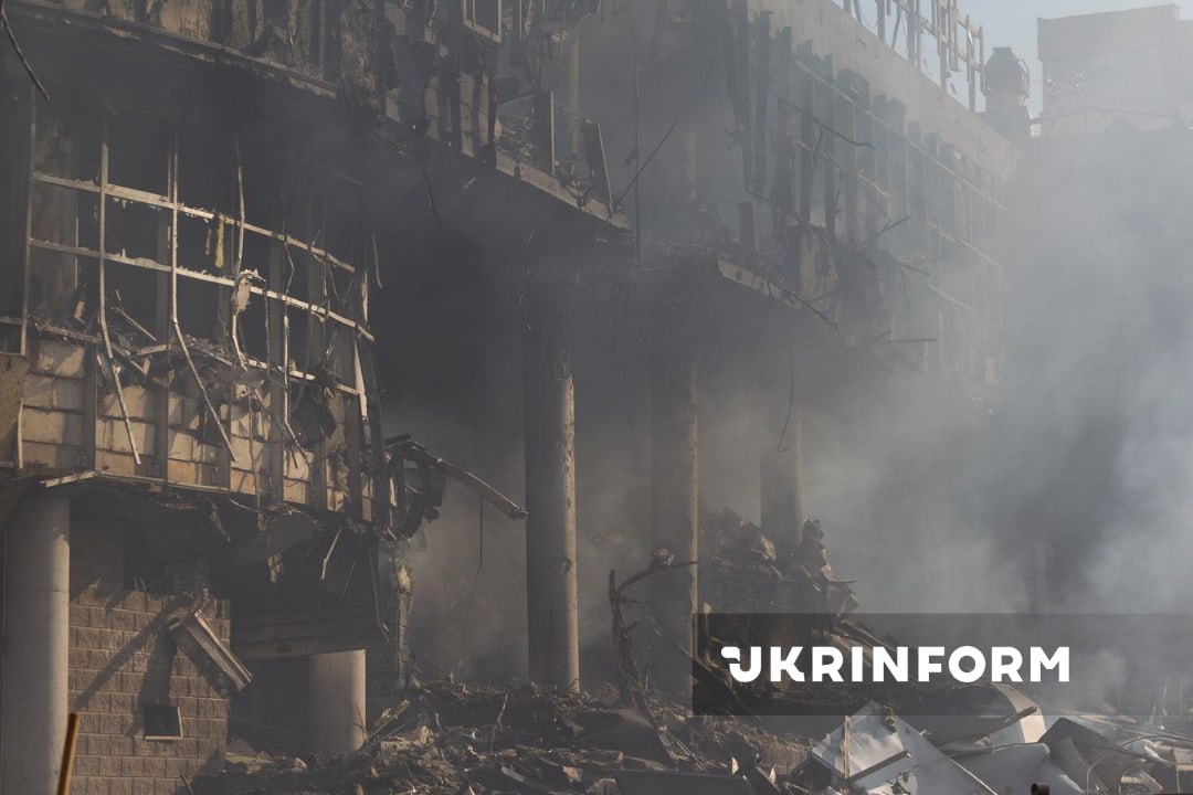 Удар по ТЦ Квадрат у Києві: які наслідки, будівля майже повністю знищена пожежею